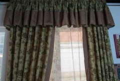 窗帘是否遮光看密度，劣质的甲苯易超标