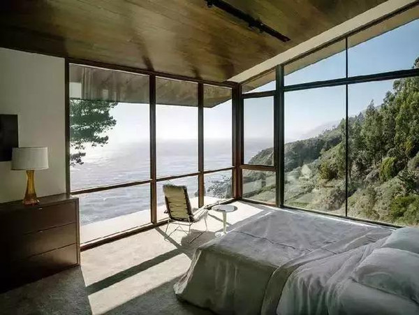 给你家飘窗的窗台上搭配上布艺坐垫吧